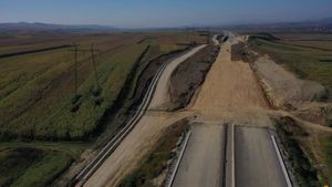 VIDEO Cristian Pistol, șeful CNAIR: Se lucrează cu 900 de persoane și 150 de utilaje pe secțiunea 3 a Autostrăzii Sibiu-Pitești / Când trebuie finalizat tronsonul finanțat prin Programul Transport?