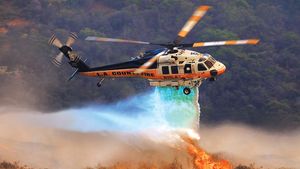 Două elicoptere Black Hawk au aruncat aproape 200 de tone de apă pentru stingerea incendiilor de pădure din Vâlcea şi Prahova