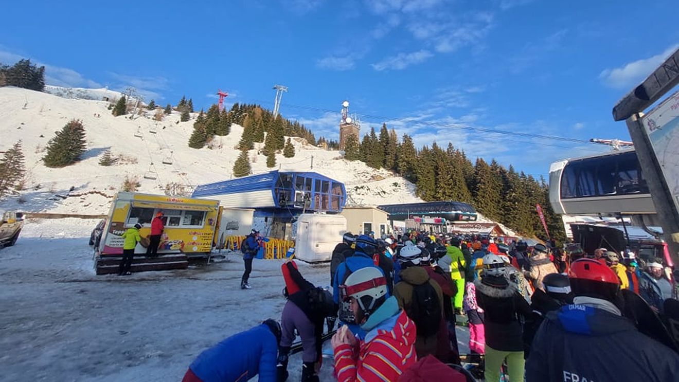 VIDEO Aglomerație uriașă la telecabina din Sinaia. Se strigă "hoții"/ "Suntem aici de la 7:30, e aproape 12 și încă nu am urcat sus"