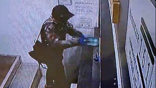 VIDEO Un bărbat mascat a intrat într-un amanet din Dristor și a aruncat cu benzină înspre angajatul agenției