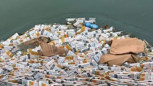 Mii de bilete răzuibile, aruncate într-un râu din Italia / Localnicii își riscă viața, în încercarea de a le recupera / Poliția deschide o anchetă, ar putea fi furate