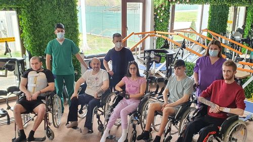 O tânără paraplegică în urma unui accident rutier face primii pași la Spitalul Sfântul Sava (P)