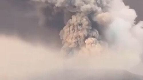 VIDEO Sute de persoane evacuate după erupţia unui vulcan din Indonezia / Lavă şi nori de cenuşă, aruncate spre cer / Nivelul de alertă ridicat