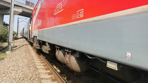 Trenurile circulă cu restricţii pe Magistrala 500 Bucureşti Nord-Buzău-Suceava/Botoşani, din cauza temperaturilor de până la 60°C la nivelul căilor de rulare / Șinele ar putea fi vopsite în alb pentru atenuarea dilatării