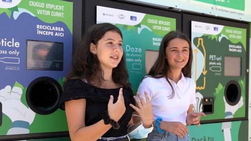 VIDEO Cum i-a pus la treabă ”Ciugubanul” pe tinerii dintr-o comunitate rurală din România. Mecanismul unei campanii atipice de reciclare a PET-urilor, cu recompensă în monedă virtuală locală