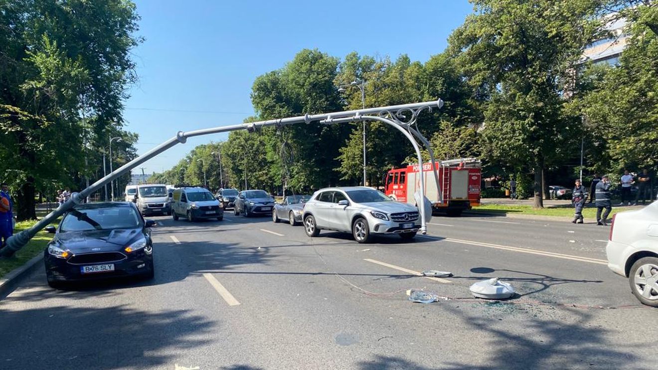 VIDEO Momentul critic în care elicopterul militar american aterizează forțat în centrul Bucureștiului, chiar deasupra mașinilor oprite la semafor