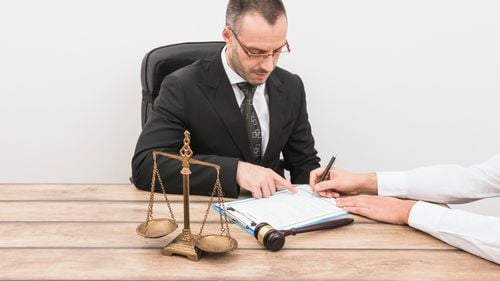 O mare firmă de avocatură din SUA a descoperit că avocații săi au folosit inteligența artificială pentru a pregăti dosarele / Asistenții AI au citat în documente cazuri false / Ce sunt halucinațiile tehnologiei?