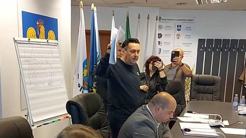 UPDATE Fostul primar al Ploieştiului Andrei Volosevici a fost plasat sub control judiciar / Jurnalistul Cătălin Stavri și un om de afaceri, puși de asemenea sub control judiciar / Jurnalistul este acuzat că a solicitat importante sume de bani de la o firmă pentru a interveni pe lângă primar