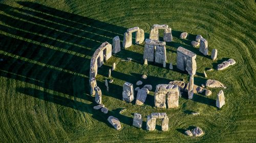 Noi cercetări științifice susțin că pietrele de la Stonehenge au fost târâte acolo de oameni