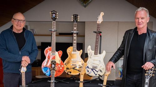 Chitarele lui Mark Knopfler, fondatorul Dire Straits, au fost vândute cu sute de mii de euro
