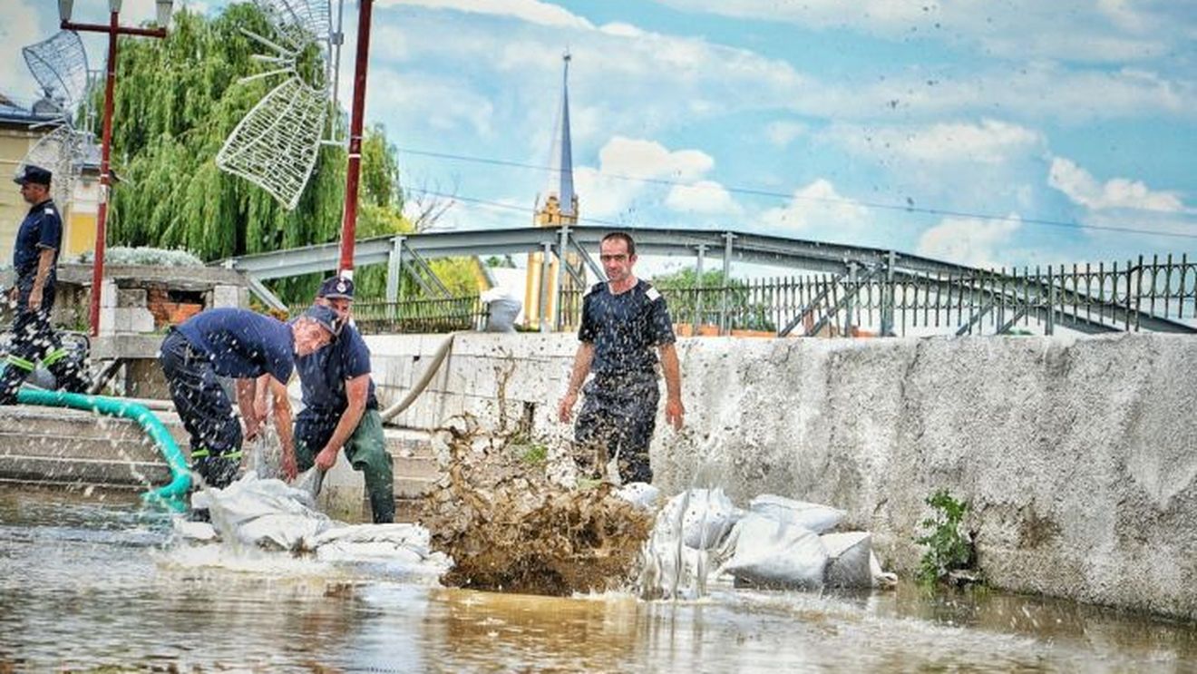 Digul din centrul Lugojului, distrus de inundații în urmă cu 4 ani, intră în reparații / Părțile deteriorate sunt înlocuite cu unele noi