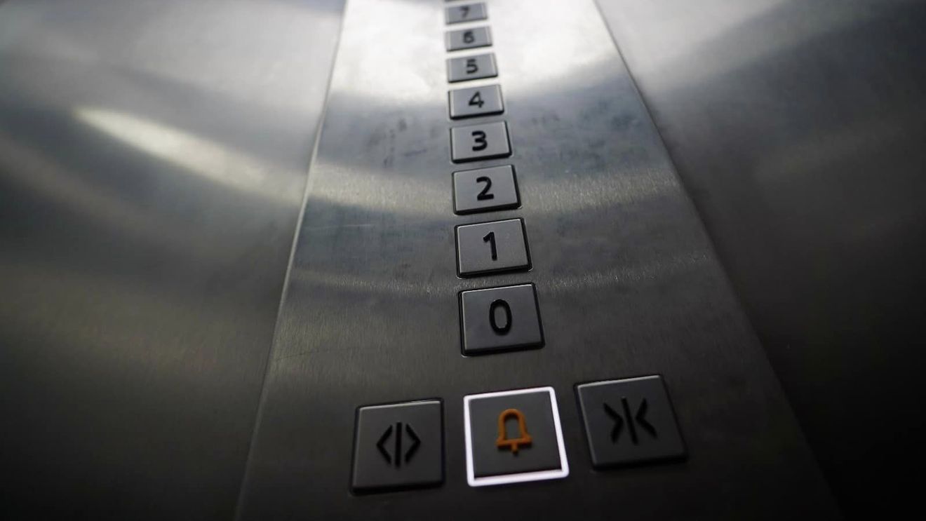 Un bărbat din Germania rămas blocat într-un lift a fost eliberat după patru zile fără hrană, apă sau posibilitatea de a cere ajutor/ Totul s-a petrecut în casa bărbatului care locuia singur