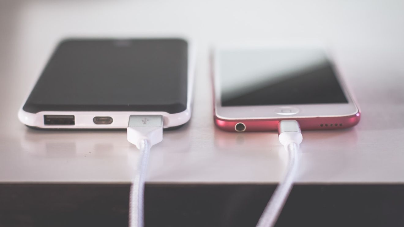 UE pregătește un încărcător universal care poate fi folosit indiferent de marca telefonului