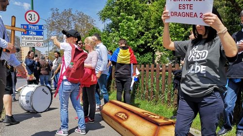 Tăriceanu, întâmpinat cu sicriu și cruce la Brașov/ Susținătorii ALDE au pornit în marș pe traseul urmat de muncitorii de la Autocamioane Brașov în noiembrie 1987