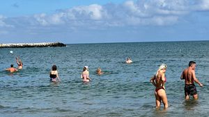 ”Moartea tăcută” sau cum arată o persoană care se îneacă în apă / Cum ignoră turiștii salvamarii: “Degeaba ai înotat în Pacific sau Atlantic, aici e Marea Neagră” / Pericolul colacelor: ”O să ajung să le tai” / Alcoolul și neglijența, principalele pericole