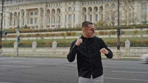 VIDEO A doua manea pro-Ciucă și PNL, cântată de Gheboasa / Artistul e trimis în judecată într-un dosar de deținere de droguri de risc, pentru consum propriu, și a fost amendat de Jandarmerie în 2023 pentru versurile controversate