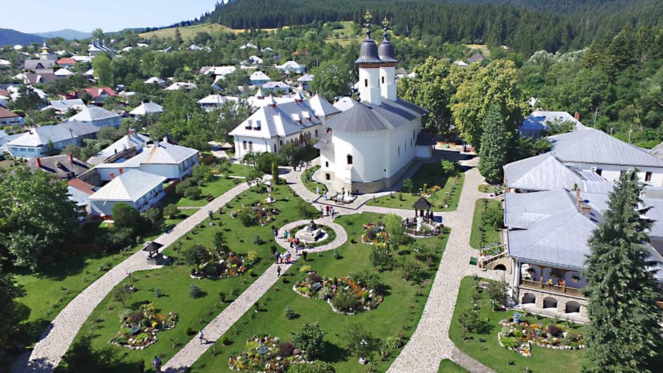 Arheologii au descoperit vechiul cimitir al Mănăstirii Văratec din Neamț. În morminte au fost găsite inscripţii, monede şi un document