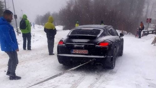 Aglomerație și haos la pârtiile din Straja / Primarul din Lupeni: barierele distruse de șapte ori, cartele clonate sau vândute, mașini parcate ilegal. Sute de oameni au fost amendaţi