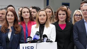 VIDEO Elena Lasconi își depune candidatura pentru alegerile prezidențiale: „În două luni putem să ieșim din această fraudă morală a guvernării socialiste din ultimii 30 de ani” / „Mi-aș dori un guvern PNL-USR-UDMR”