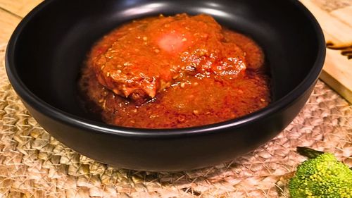 Pui la cuptor cu sos de vinete, mai simplu de atât nu se poate prepara un prânz