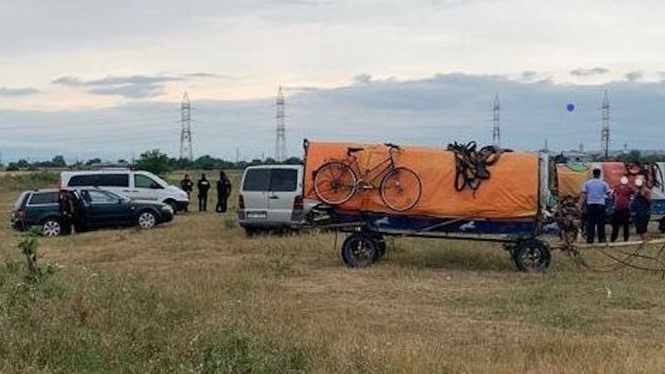 Zeci de persoane stabilite clandestin cu căruțele, evacuate de polițiști / Tabăra era așezată lângă șoseaua de centură a municipiului Alba Iulia