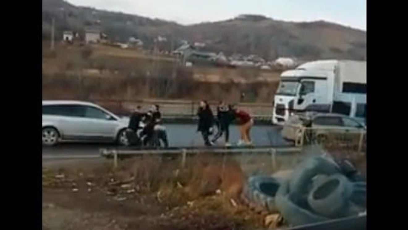 VIDEO Bătaie în trafic pe Valea Prahovei. Zece persoane s-au încăierat pe DN1, în zona Comarnic/ Printre protagoniști, o femeie cu un copil în brațe