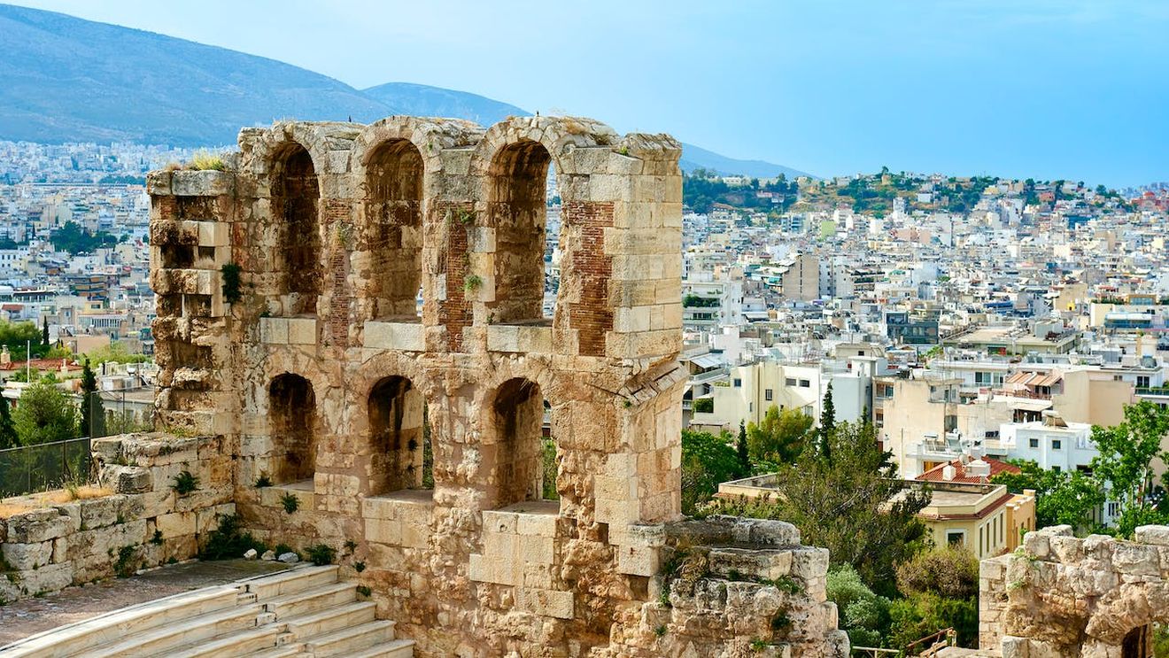 Evacuări din zone turistice în apropierea Atenei, din cauza unui incendiu de vegetaţie