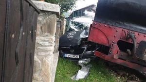 O șoferiță a scos de pe șine mocănița din Moldovița (Suceava) / Femeia a ieșit dintr-o curte și s-a tamponat cu trenul