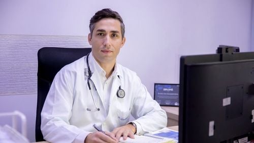 Valeriu Gheorghiță: Un expert în comunicare va coordona informarea populaţiei despre vaccinarea anti-COVID, vor participa și lideri de opinie din mediul cultural și artistic