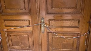 VIDEO Liderul partidului extremist AUR, George Simion, a forțat intrarea în biroul liderului PSD, Marcel Ciolacu, de la Camera Deputaților