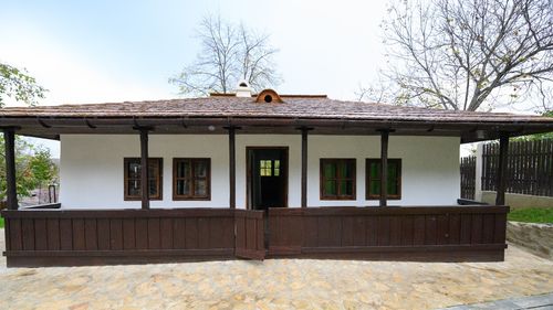 Senatorul USR Marius Bodea cere o anchetă în cazul reabilitării bojdeucii lui Ion Creangă: ”Mutilată, fiind reabilitată parcă pe baza standardelor dictate de construcţia vilelor baronilor locali”