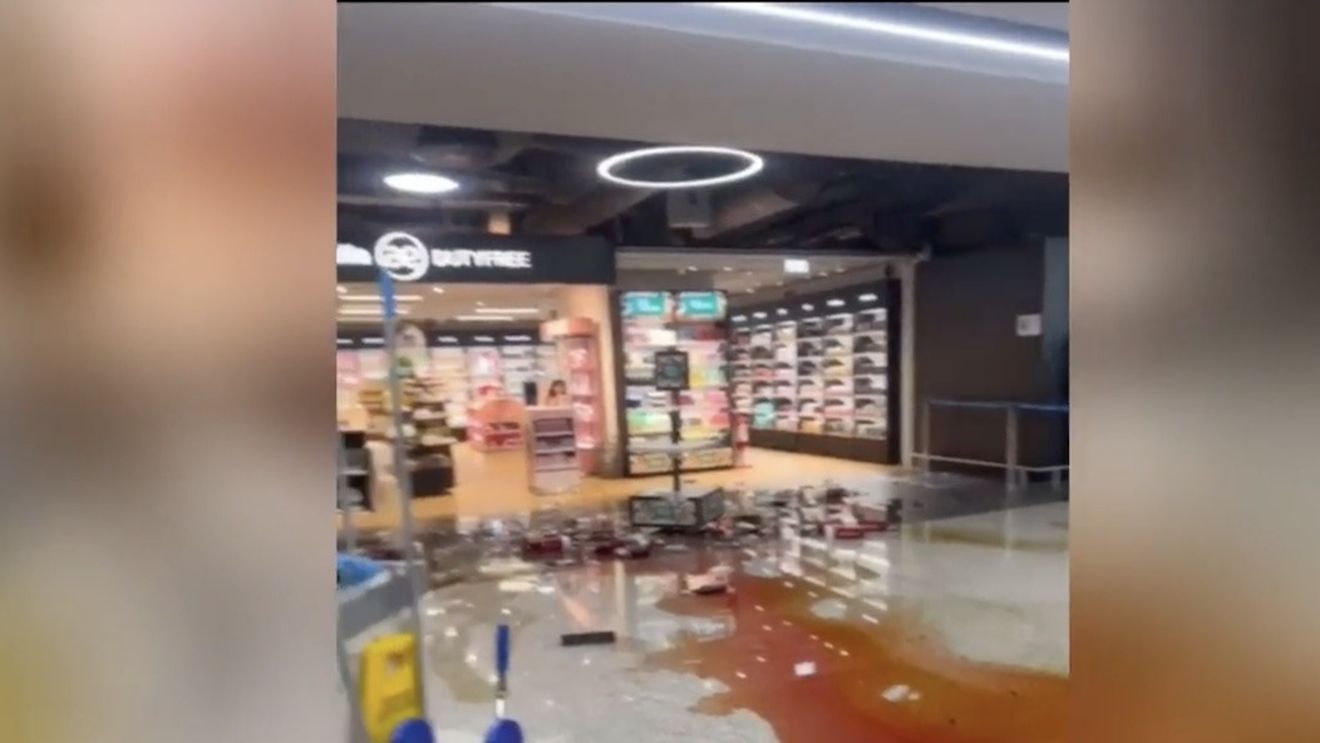 VIDEO O stewardesă care a fost concediată distruge un duty free din Aeroportul Fiumicino (Roma) / În câteva minute a provocat pagube de 1.500 de euro