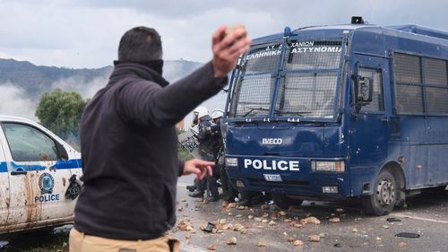 VIDEO Ciocniri între agricultori furioşi şi poliţişti în Creta, pe fondul protestelor fermierilor în toată ţara faţă de întârzierile la plata subvenţiilor / Fermierii au blocat aeroporturile din Heraklion și Chania 