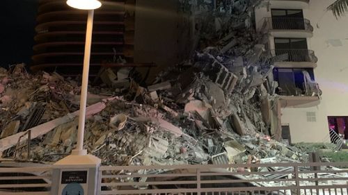 Amplă operațiune de salvare în Miami, după ce o clădire de 12 etaje cu apartamente s-a prăbușit parțial