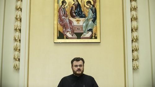 Omul Bisericii Ortodoxe a ratat intrarea în Consiliul pentru Combaterea Discriminării, dar fostul șef PSD-ist al Agenției Nucleare a fost validat prin vot. Cine sunt cei șapte noi membri ai CNCD