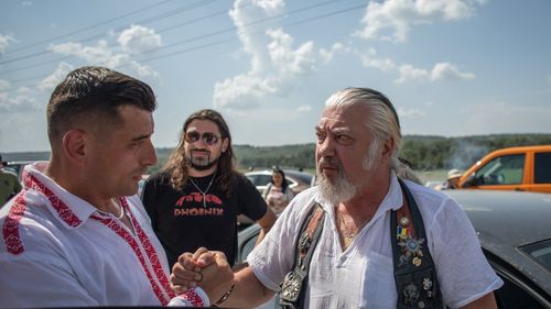 Nicu Covaci spune că a fost ”angajat” și plătit la nunta lui Simion de fundația care anunța construirea unui spital mobil din darul donat de români: ”Inițial am plecat de la 15.000 de euro/ Fundația ne-a căutat, cu ei am vorbit, ne-au rugat să purtăm și noi ii dacă se poate”