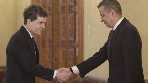 FOTOGALERIE: Zi decisivă pentru criza PSD, consultări la Cotroceni / Grindeanu: O să vedem concluziile la finalul zilei / Bolojan: Îmi asum în continuare poziția de premier / Kelemen Hunor: Există varianta unui guvern minoritar susţinut individual de parlamentari