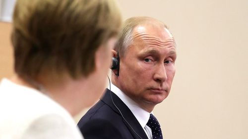 Kremlinul susține că Vladimir Putin și Angela Merkel sunt îngrijorați de escaladarea tensiunilor în estul Ucrainei și că îndeamnă la „reținere și la activarea procesului de negocieri”