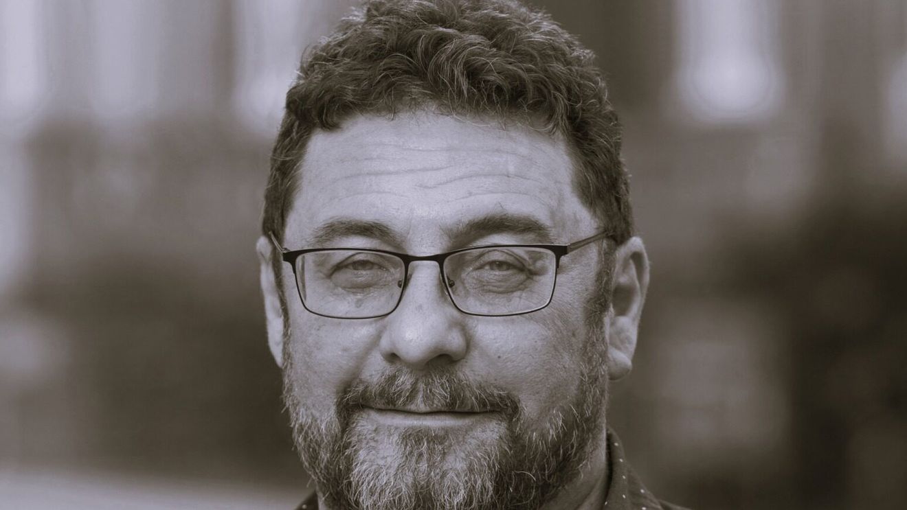 A murit Alin Fumurescu, profesor și jurnalist. Ultimul său text, din 9 mai, a avut titlul ”… Și n-au învins”