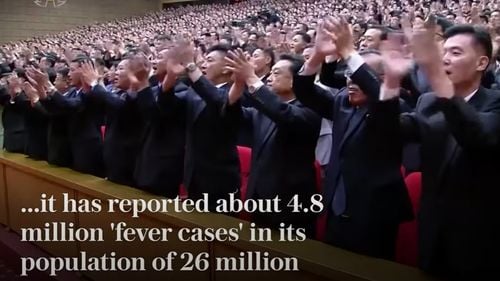 VIDEO Coreenii aplaudă furtunos când Kim Jong Un anunță că nu mai există COVID-19 în țară/ Dictatorul de la Phenian a suferit de ”febră foarte mare”, susține sora sa/ Propaganda spune că au avut cea mai mică mortalitate din lume, de doar 0,002%