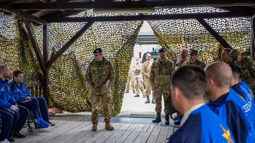 România trimite militari în Kosovo, în contextul operațiunii NATO KFOR de menținere a păcii în zonă/  În prezent, România are dislocați în teatrele de operații din Balcanii de Vest aproape 330 de militari