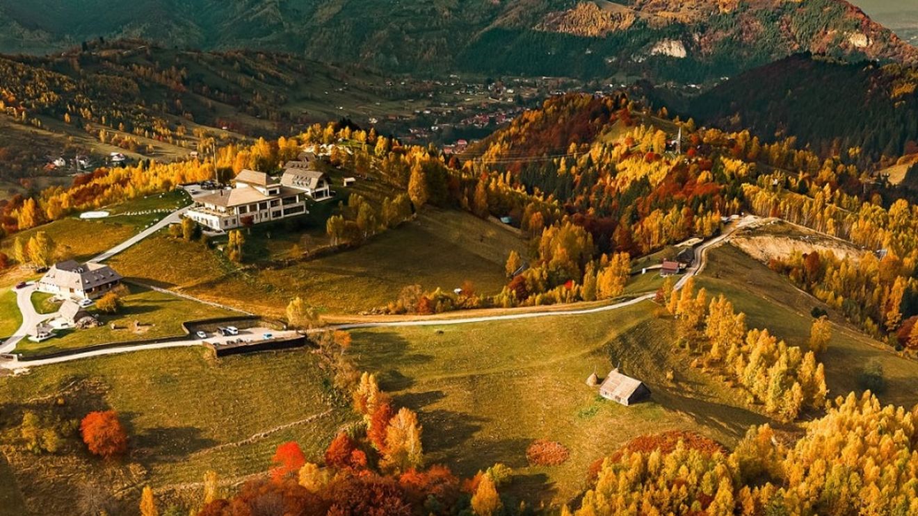 Hotelul Matca din Brașov, inclus de revista „Time” în topul celor mai frumoase locuri de cazare din lume, în 2025 / Este singurul din România / ”Oaspeții se pot îmbăia în fân, o experiență care implică înfășurarea întregului corp în fân cald și umed”