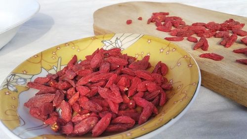 Doi juriști brașoveni au renunțat la carieră pentru a crește goji / ”Avem și propriul nostru soi. Poate fi consumat proaspăt, imediat după ce a fost cules. Sau se pot face gemuri și dulcețuri”