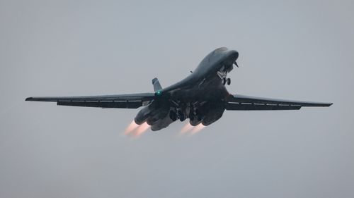 ”Am fost aruncați cu toții în tavan”/ Un avion a plonjat 100 de metri pentru a evita o coliziune în zbor cu un avion supersonic de tip Hawker Hunter