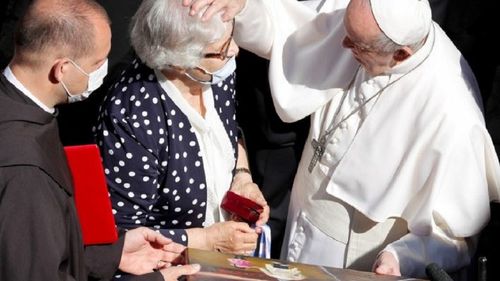 Papa Francisc spune că acum nu are nicio intenție de a demisiona / Dar dacă o va face, va fi episcop emerit al Romei și nu va rămâne la Vatican / ”Dacă voi supraviețui după demisie, aș vrea să ascult confesiuni și să merg să văd bolnavii”