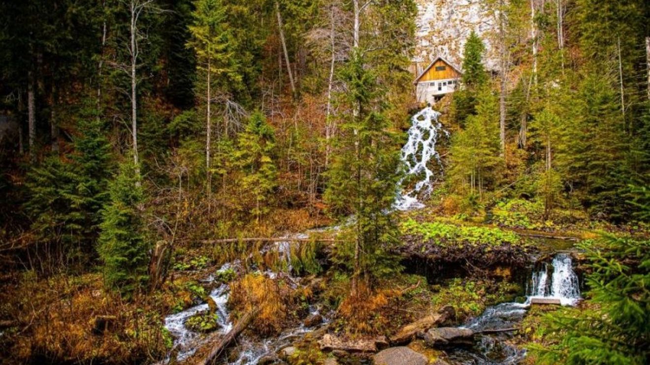 Bucegi: Turişti din Bucureşti, blocaţi pe un traseu foarte periculos după ce au urcat pe munte complet neechipaţi
