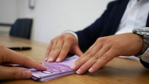 Un funcționar IFN ar fi fost mituit de 14 ori de către un broker de credite ca să șteargă istoricul negativ din Biroul de Credit pentru 99 de persoane  / Ambii sunt cercetați penal și au fost plasați sub control judiciar