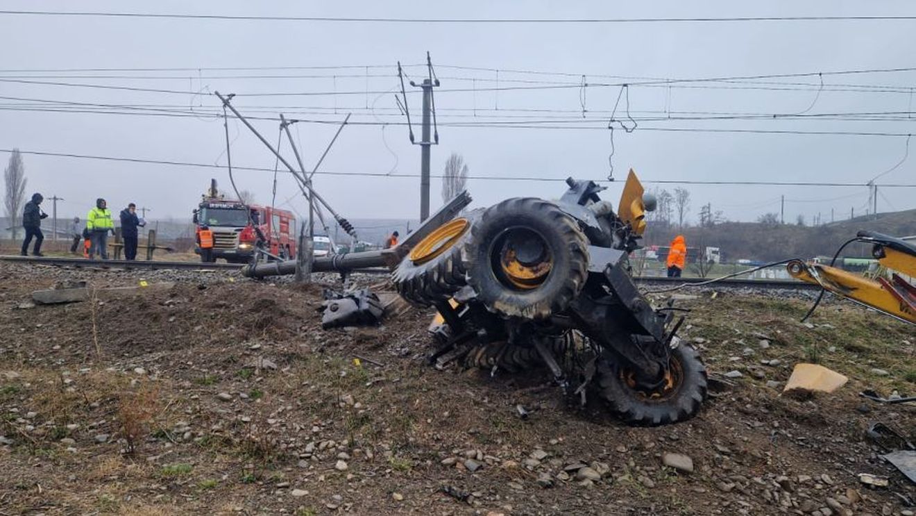 Un tren pe ruta Iaşi – Braşov a lovit un excavator / Șoferul utilajului a murit / Locomotiva şi infrastructura feroviară, avariate