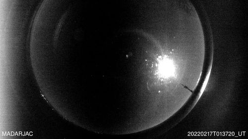 Micrometeorit căzut în judeţul Botoşani / Specialiștii spun că deşi a ajuns la sol cu viteza unui glonţ, micrometeoritul nu putea cauza daune foarte mari