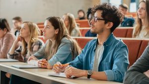 „Update la drepturi”. ANOSR propune ca studenții să poată contesta evaluările orale, posibilitatea de a participa la examene de mărire pentru minimum 33% dintre discipline și reglementarea utilizării AI în activitatea academică